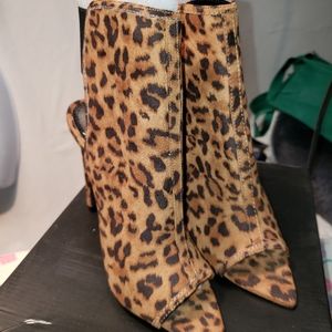 NIB Liliana Nervada Leopard SZ 5.5 Faux Booties